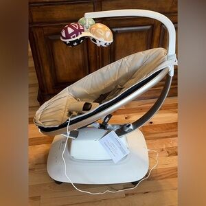 4MOMS MamaRoo Multi-Motion
Baby Swing w/ extra cover